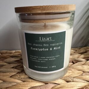 Świeca Eucalyptus & Mint – Bez chaosu. Bez napięcia.